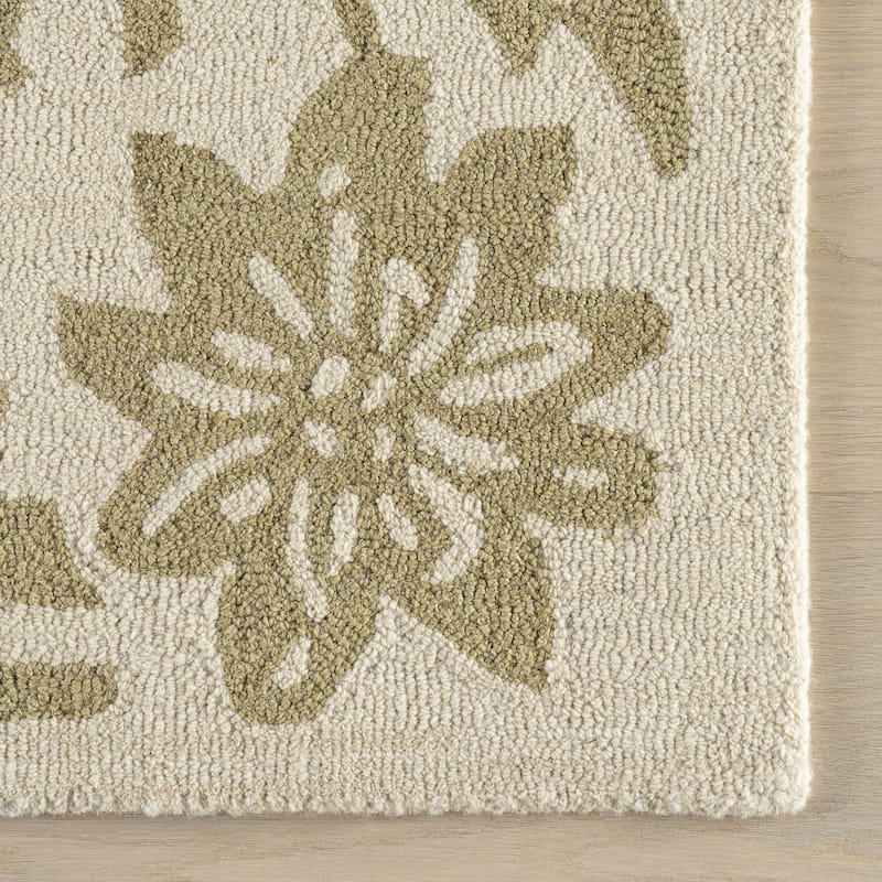 Nuloom Virelia Transitional Floral and Paisley Area Rug