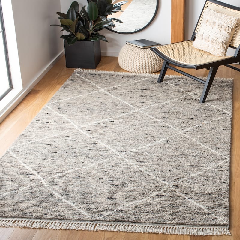 SAFAVIEH Hand-Knotted Casablanca Shag Misi Moroccan Wool Fringe Rug - 5' x 8' - Grey/Ivory