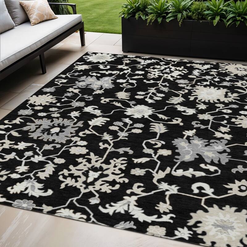 HomeRoots Floral Transitional Rectangle Outdoor Rug - 5' X 8'