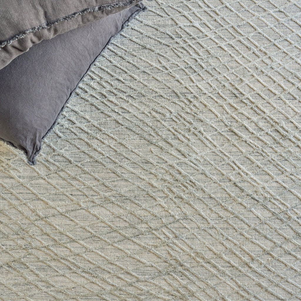 EXQUISITE RUGS Crescendo Hand-loomed Bamboo Silk Beige Area Rug.