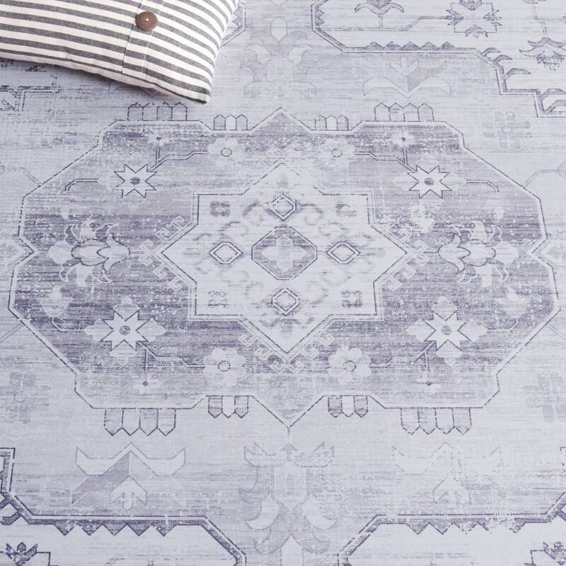 SAFAVIEH Tucson Machine Washable Slip Resistant Namiko Oriental Rug