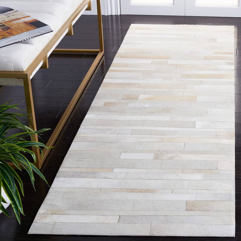 SAFAVIEH Handmade Studio Leather Daniele Natural Hide Leather Rug - 2'3" x 7' Runner - Ivory/Light Grey