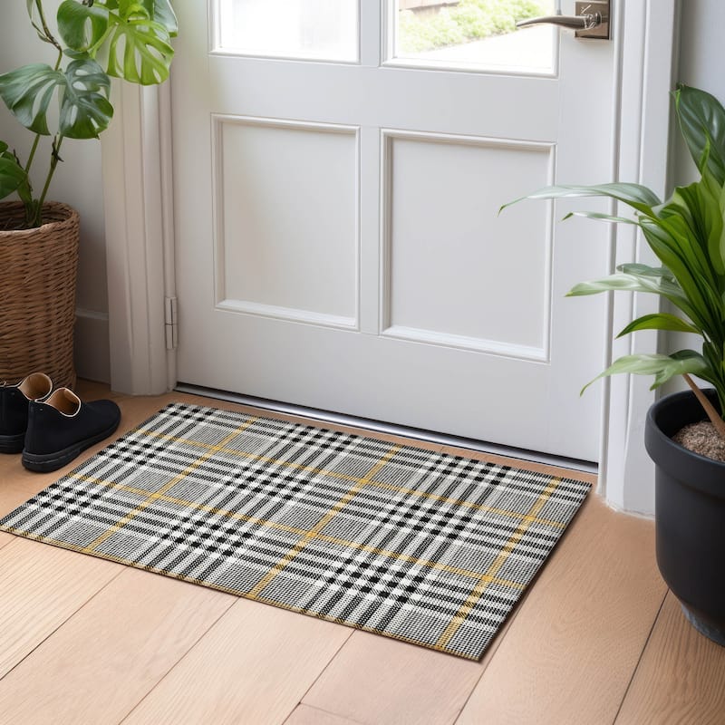 Machine Washable Indoor/ Outdoor Plaid Chantille Rug - Black - 1'8" x 2'6"