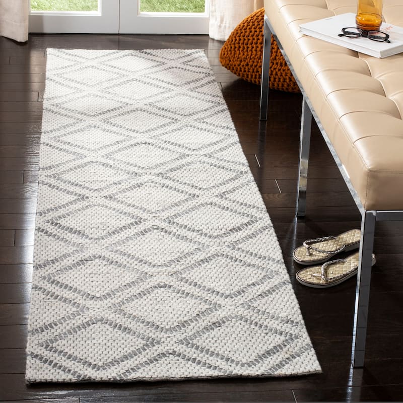 SAFAVIEH Handmade Micro-Loop Raven Wool Rug - 2'6" x 4' - Silver/Dark Grey