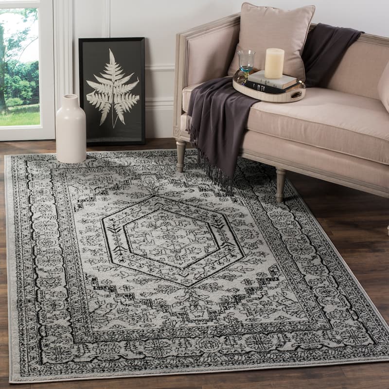 SAFAVIEH Adirondack Sian Rustic Oriental Medallion Rug - 4' x 6' - Silver/Black