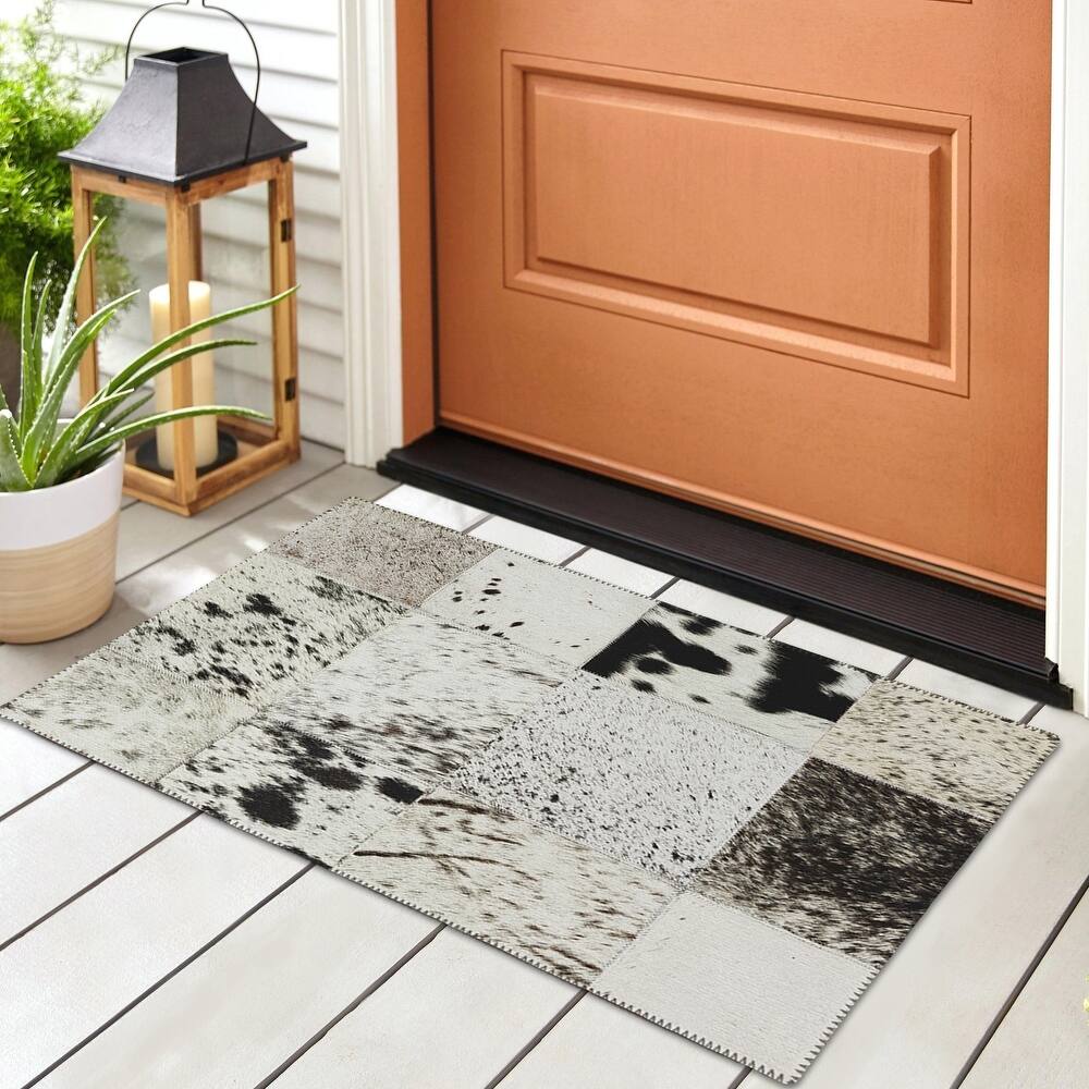 Indoor/ Outdoor Laredo Faux Hide Square Patchwork Washable Area Rug