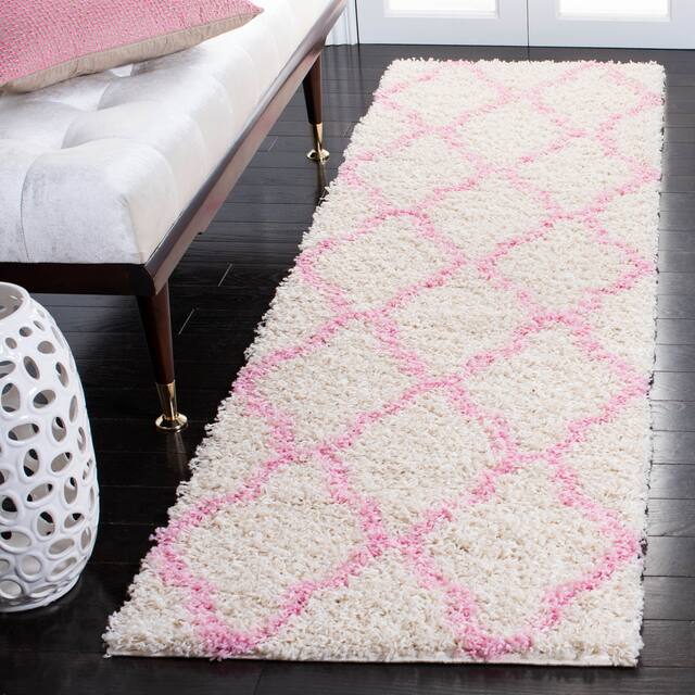 SAFAVIEH Dallas Shag Giusy Trellis 1.5-inch Thick Rug - 2'3" x 14' Runner - Ivory/Light Pink