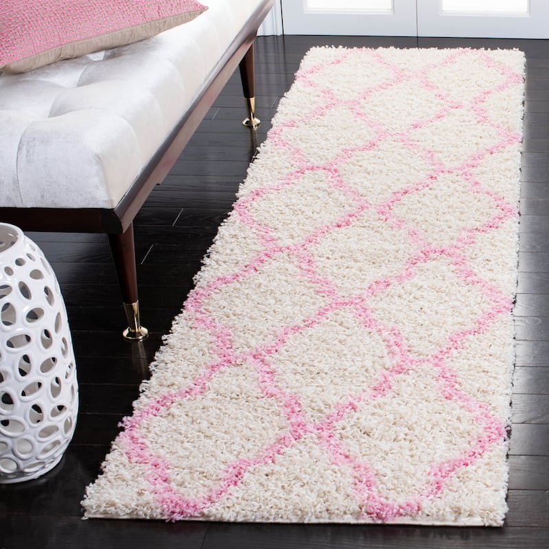 SAFAVIEH Dallas Shag Giusy Trellis 1.5-inch Thick Rug - 2'3" x 8' Runner - Ivory/Light Pink