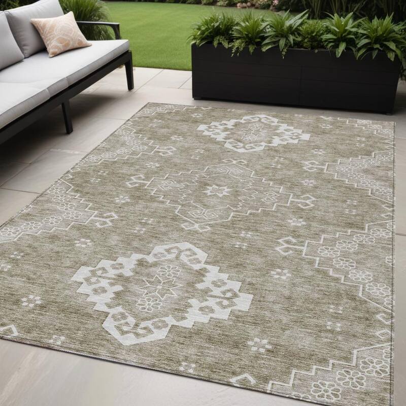 HomeRoots Medallion Traditional Rectangle Outdoor Rug - 5' X 8'