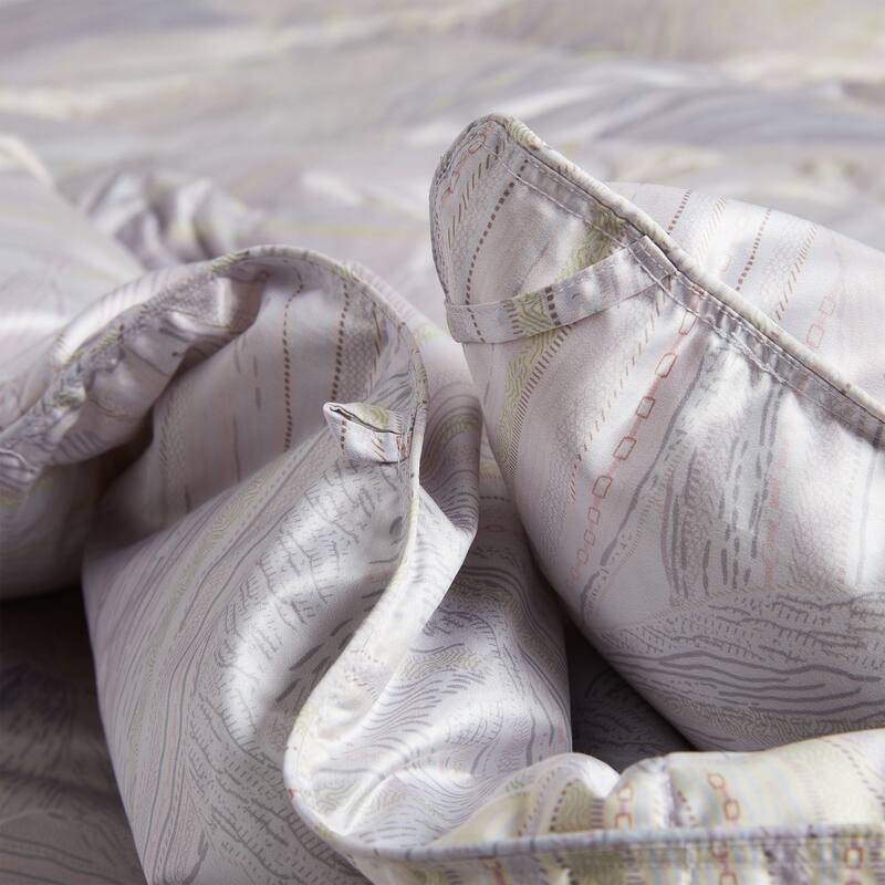 All Season luxurious Silk Covered 93% White Goose Down Comforter