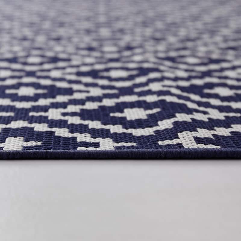 Cassady Diamond Trellis Indoor/Outdoor Area Rug