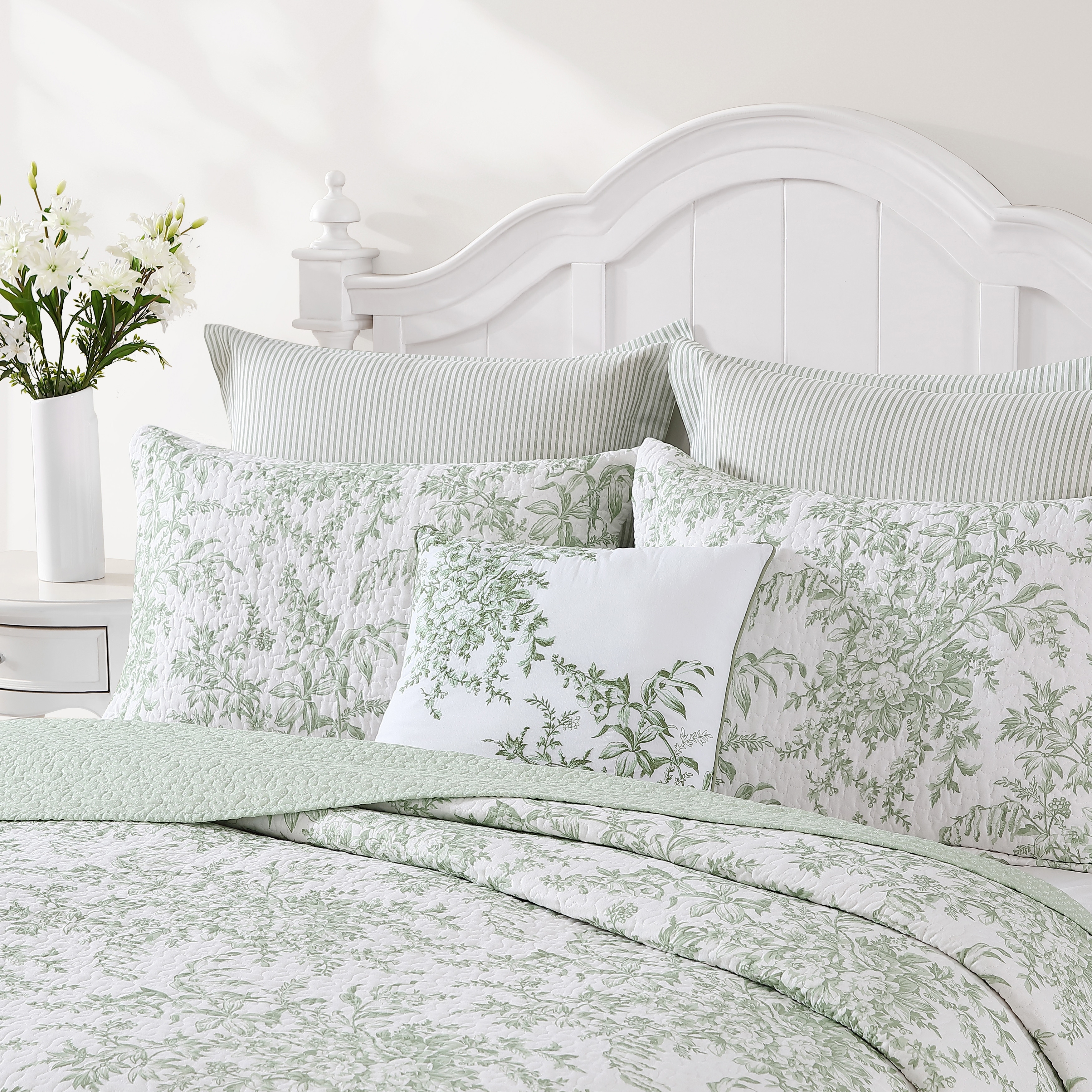 https://ak1.ostkcdn.com/images/products/is/images/direct/426dc96f21a3644525158c50166c6e92656c7f04/Laura-Ashley-Bedford-Embroidered-Cotton-Throw-Pillows.jpg