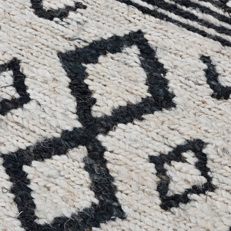 Alora Decor Bali Beige and Black Hand-woven Dhurrie Jute Rug