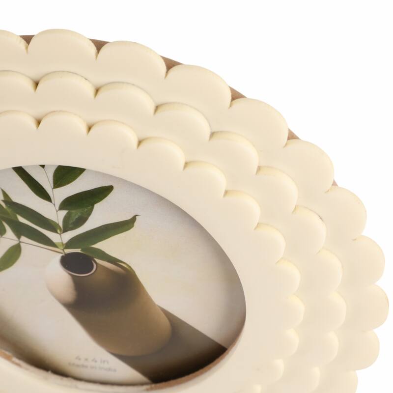 Ivory 4x4 in. Round Casual Scalloped Resin Photo Frame