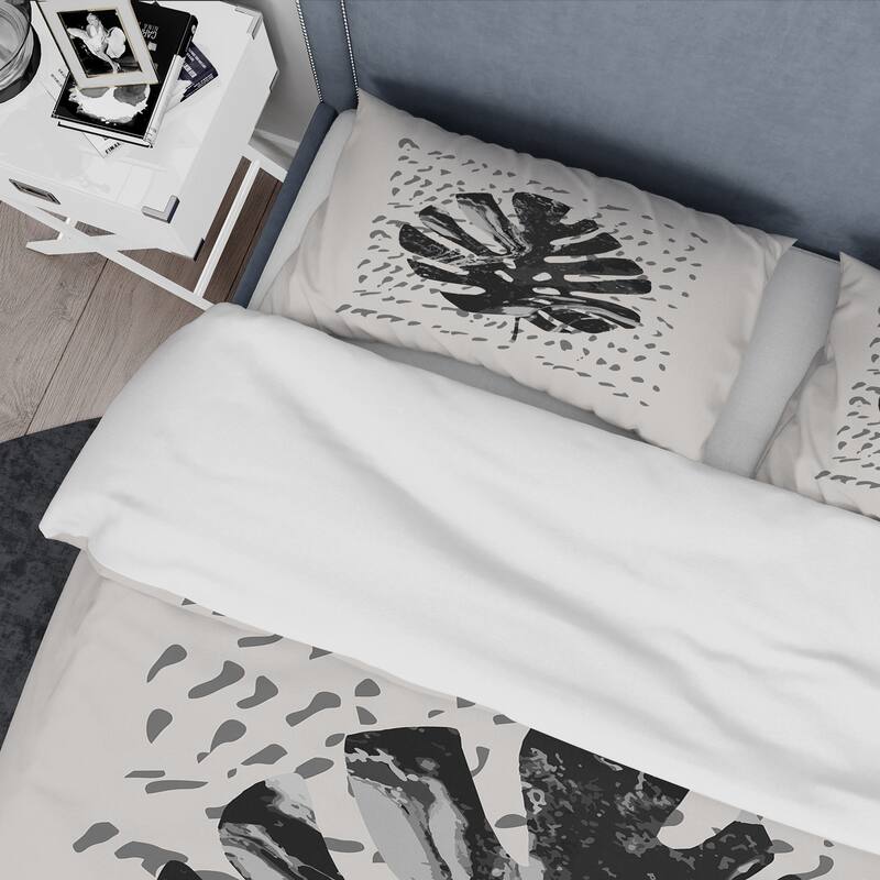 Designart 'Minimal Tropical Palm Leaf On Grunge Texture' Tropical Duvet Cover Set