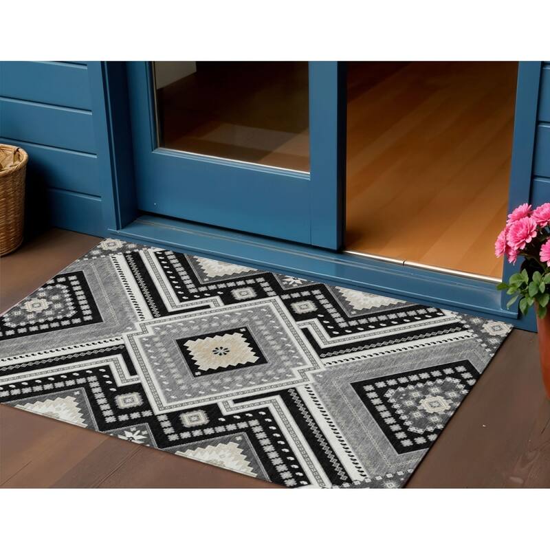 HomeRoots Tribal Transitional Rectangle Outdoor Rug - 3' x 5'