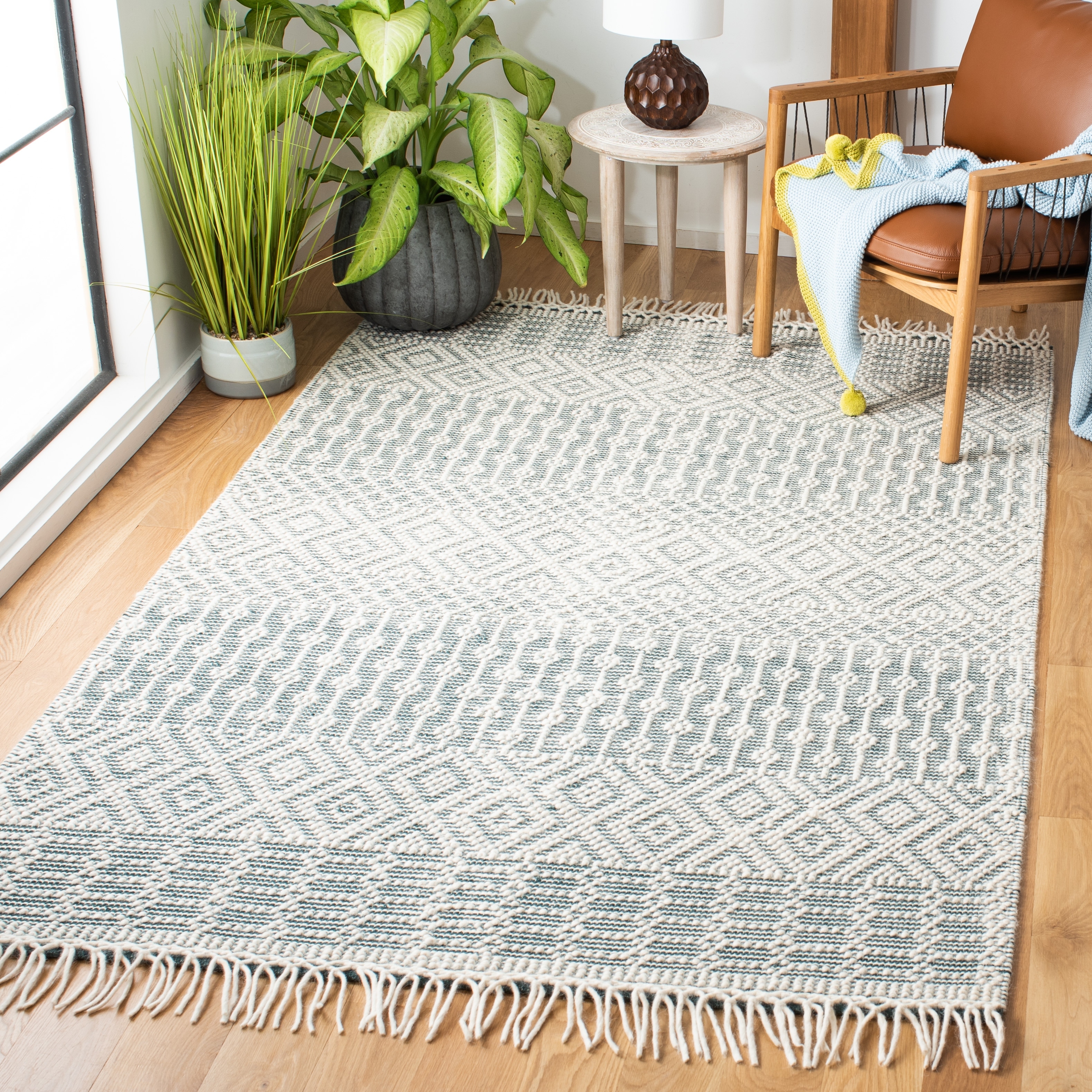 SAFAVIEH Handmade Natura Chiang Wool Fringe Rug - On Sale - Bed