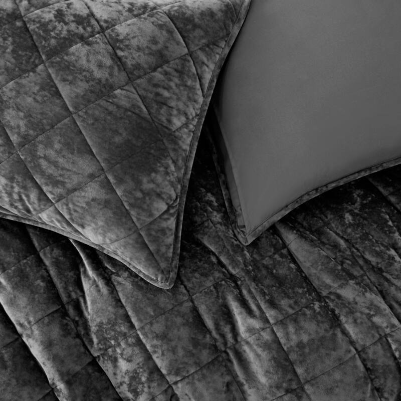 Wonderful Diamond Velvet 3 Piece Quilt Set
