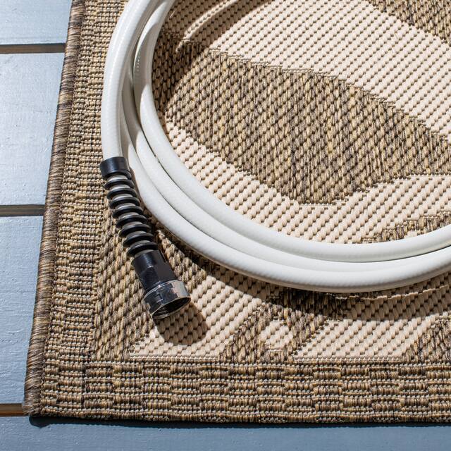 SAFAVIEH Courtyard Leatrice Indoor/ Outdoor Patio Backyard Rug