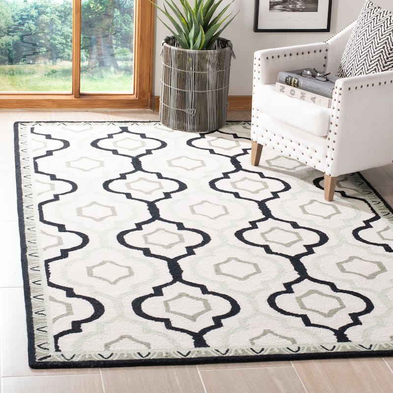 SAFAVIEH Handmade Chelsea Poema French Country Wool Rug - 5'3" x 8'3" - Ivory/Black