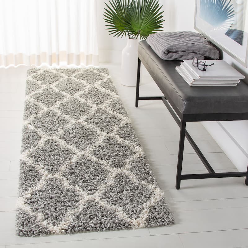 SAFAVIEH Dallas Shag Hacer Trellis 1.5-inch Thick Rug - 2' 3" x 8' - Grey/Ivory - Runner