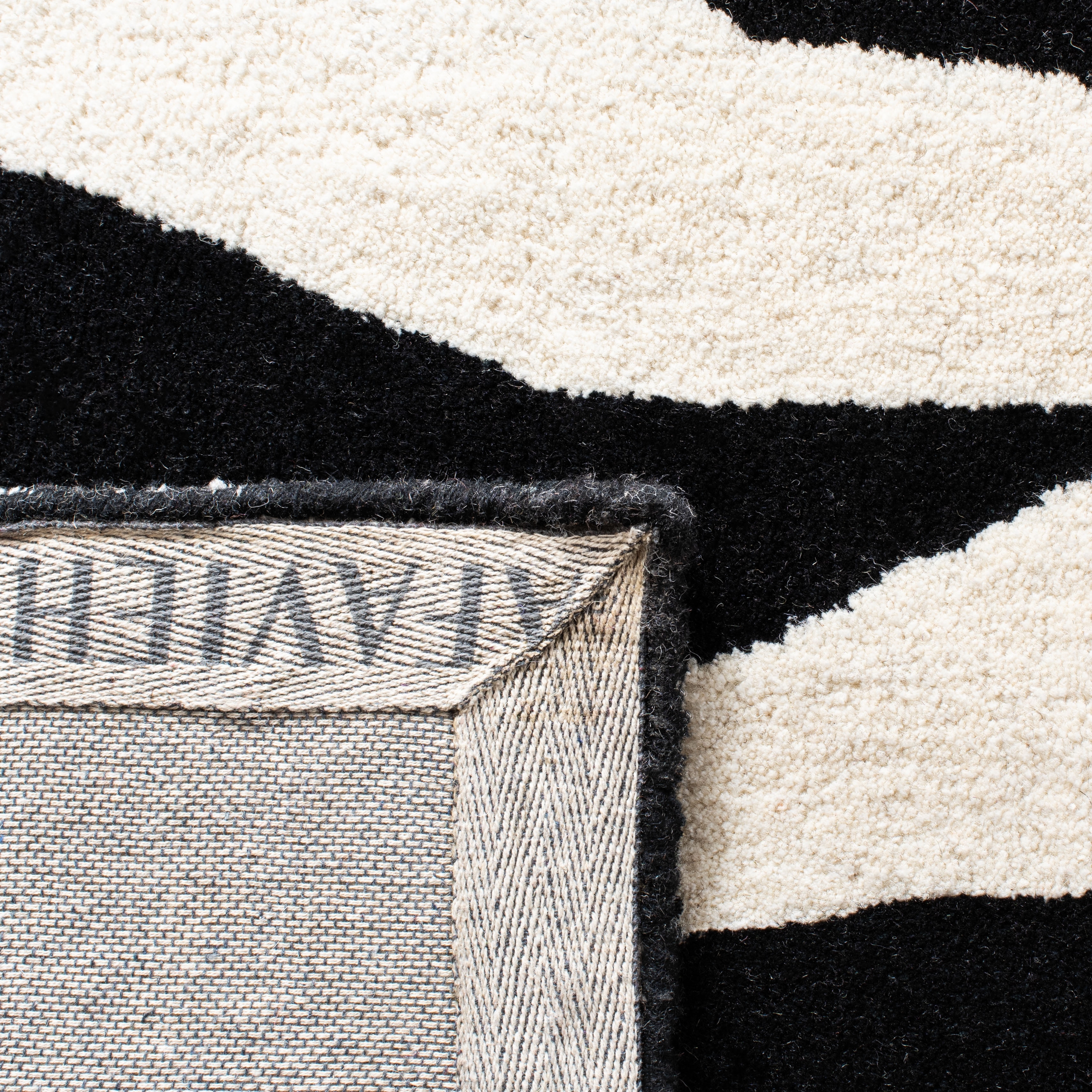 SAFAVIEH Handmade Soho Kasandra Zebra N.Z. Wool Rug - On Sale