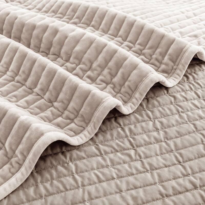 Wonderful Velvet 3 Piece Quilt Set