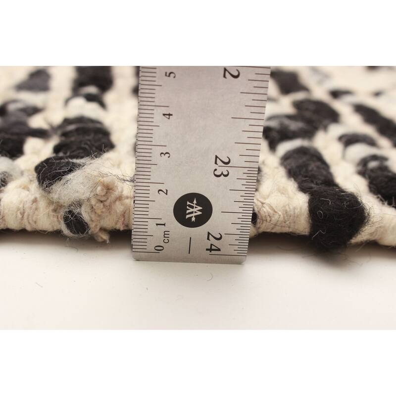 Sienna Black, White Rug 5'1" x 8'0" - 5'1 x 8'0