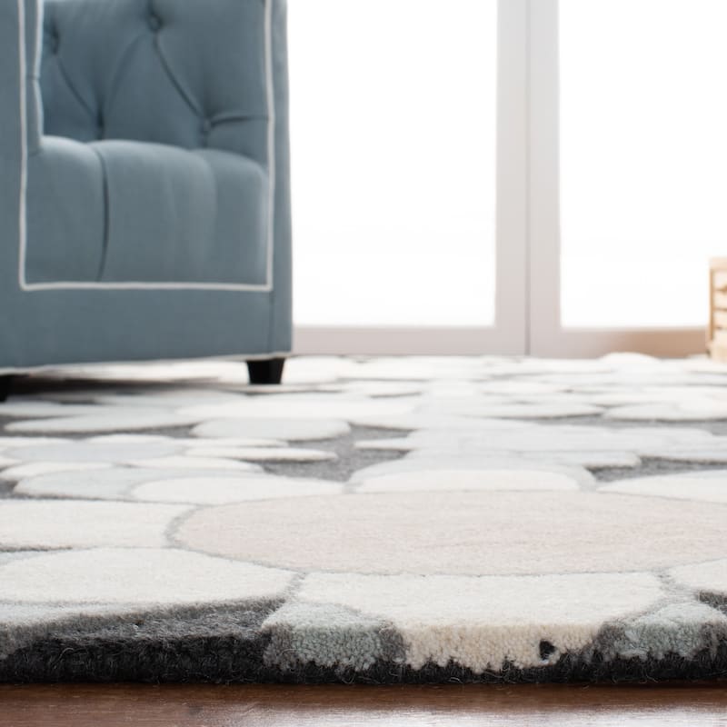 SAFAVIEH Handmade Kids Khadijah Floral Wool Rug