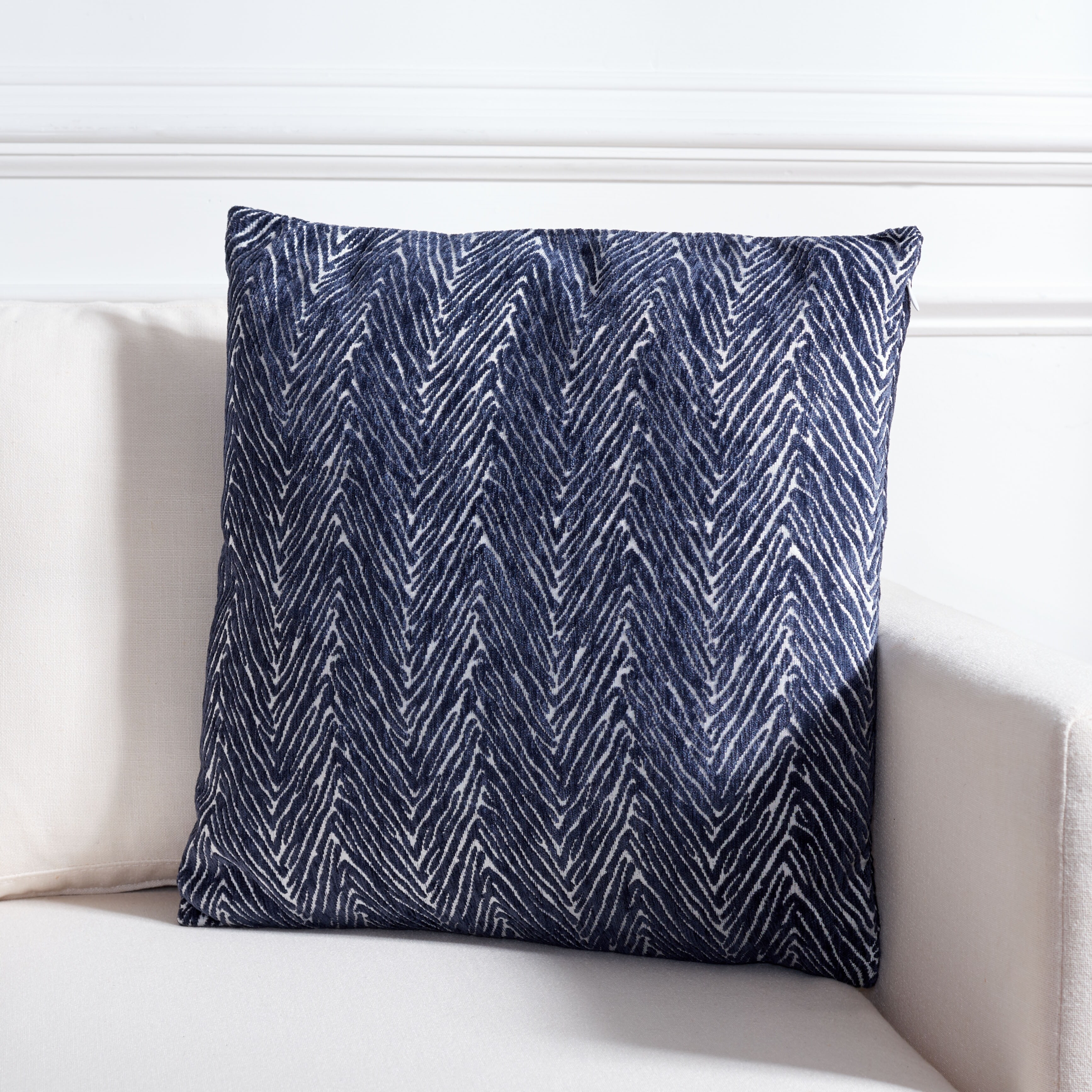 SAFAVIEH Astridur Scandinavian Polyester Chevron Throw Pillow, 18-Inch