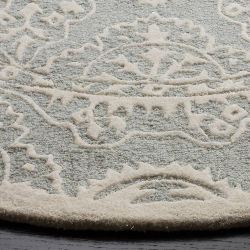 SAFAVIEH Handmade Bella Wivine Modern Floral Wool Rug