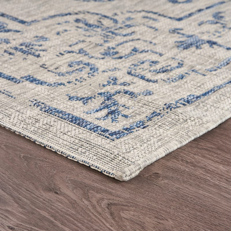 Sevita Medallion Indoor/Outdoor Rug