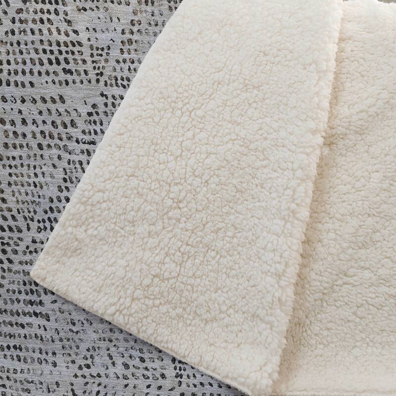 Premium Machine Washable Casual Diamond Sherpa Throw Blanket