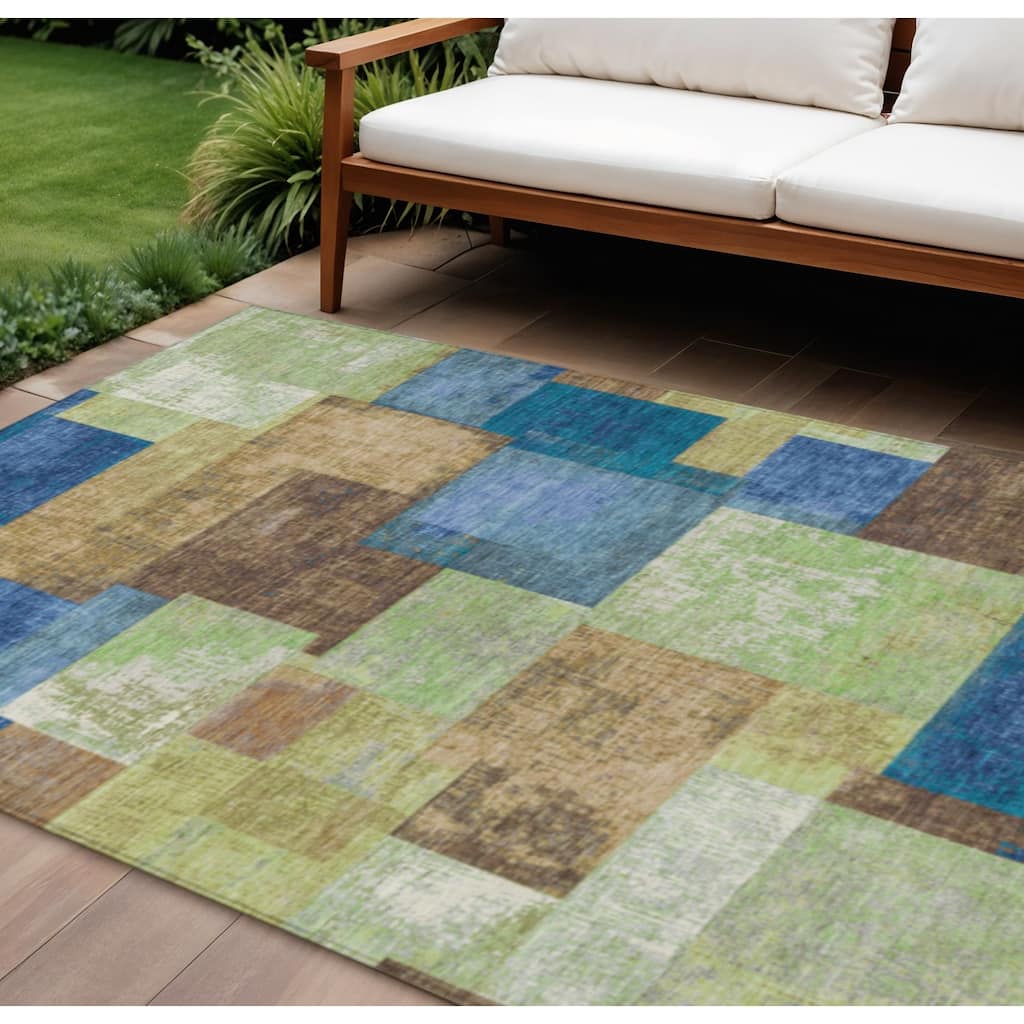 HomeRoots Geometric Traditional Rectangle Outdoor Rug