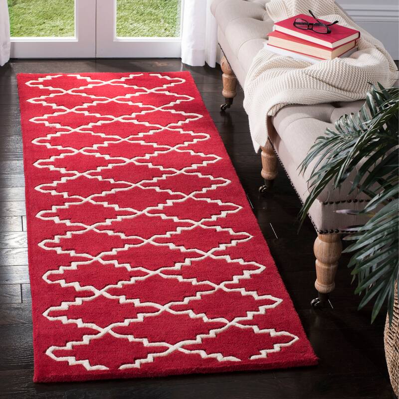SAFAVIEH Handmade Chatham Carlota Modern Moroccan Wool Rug - 2'3" x 7' Runner - Red/Ivory - Runner