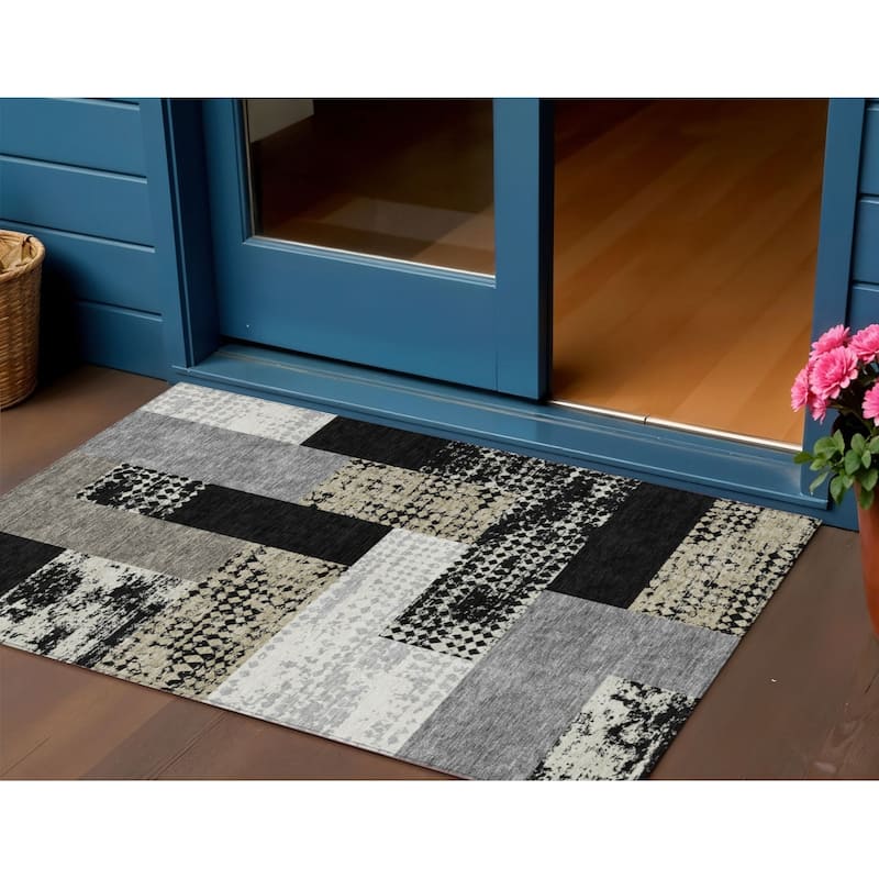 HomeRoots Geometric Transitional Rectangle Outdoor Rug - 3' x 5'