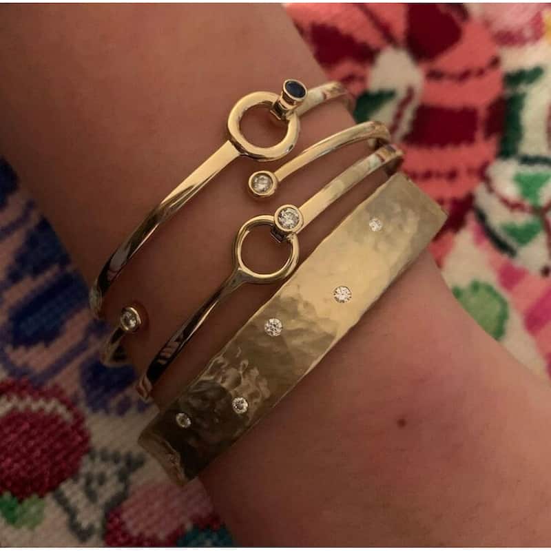 Curata Italian 18k Yellow Gold 7" 0.66 cttw Diamond Hammered Hinged Bangle Bracelet