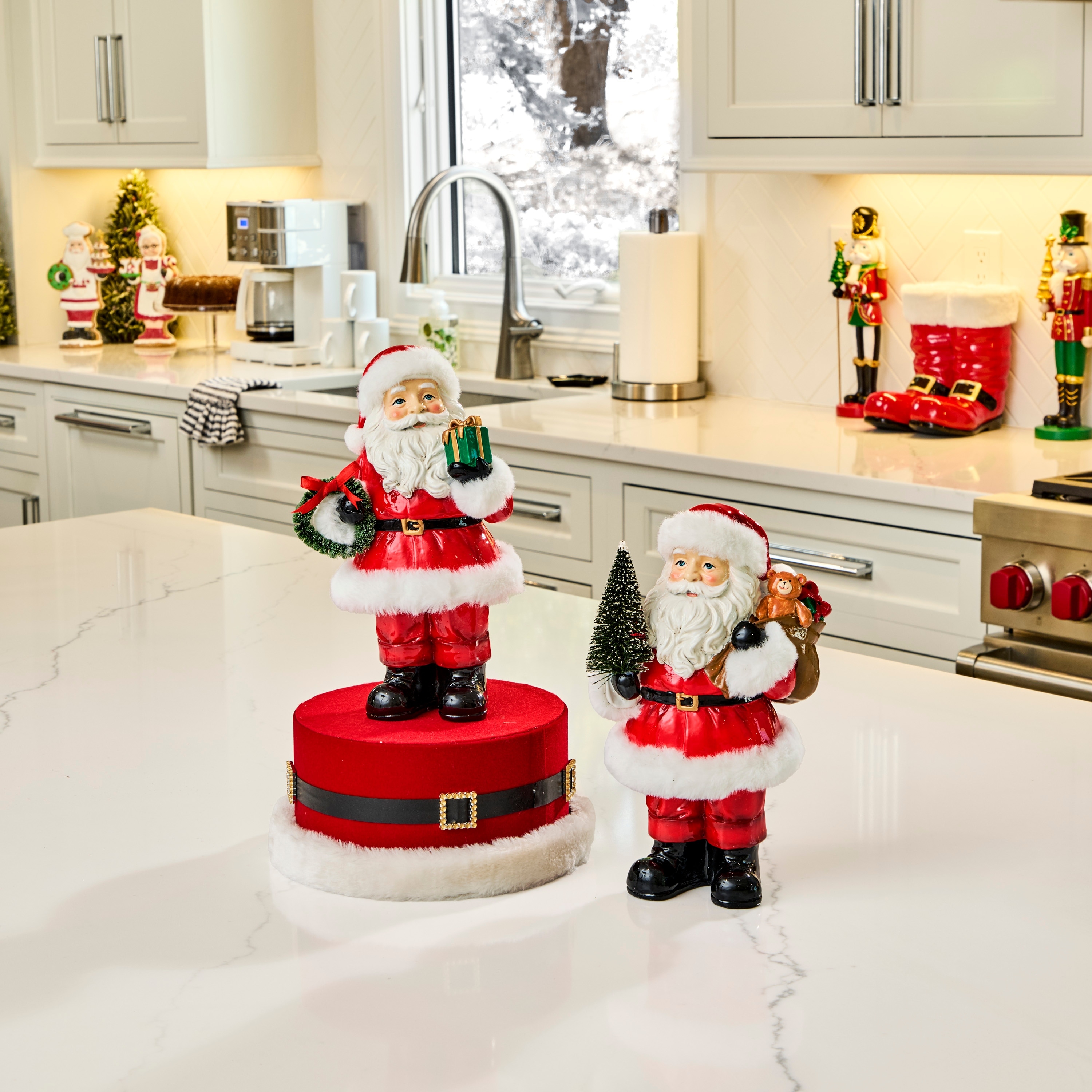 10" Resin Santa With Tree and Wreath Set of 2