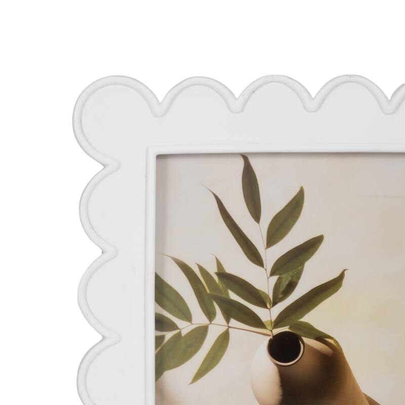 Resin Scalloped Edge Decorative Photo Frame - White
