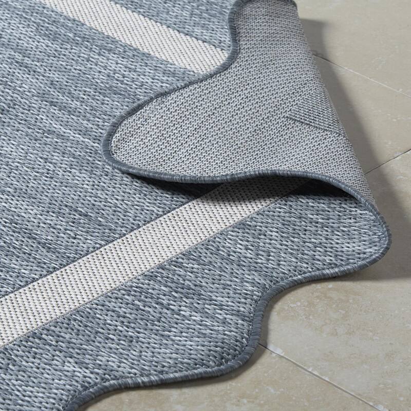 Livabliss Miami Beach Traditional Indoor / Outdoor Area Rug