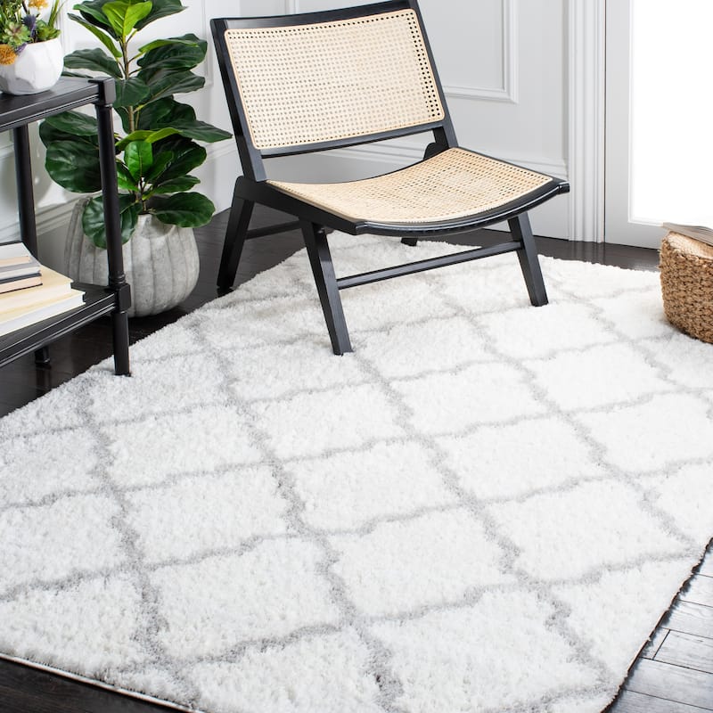 SAFAVIEH Berber Shag Rutilia Trellis 1.25-inch Thick Rug - 8' x 10' - Ivory/Light Grey