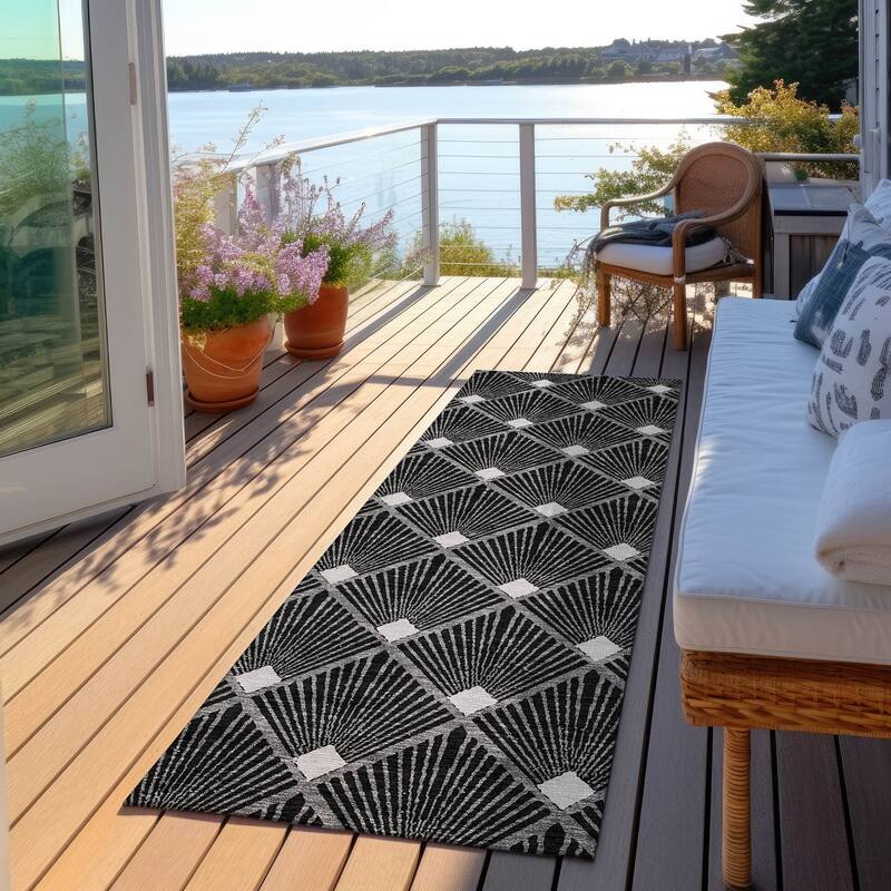 Machine Washable Indoor/ Outdoor Chantille Modern Shells Rug - Black - 2'3" x 7'6"