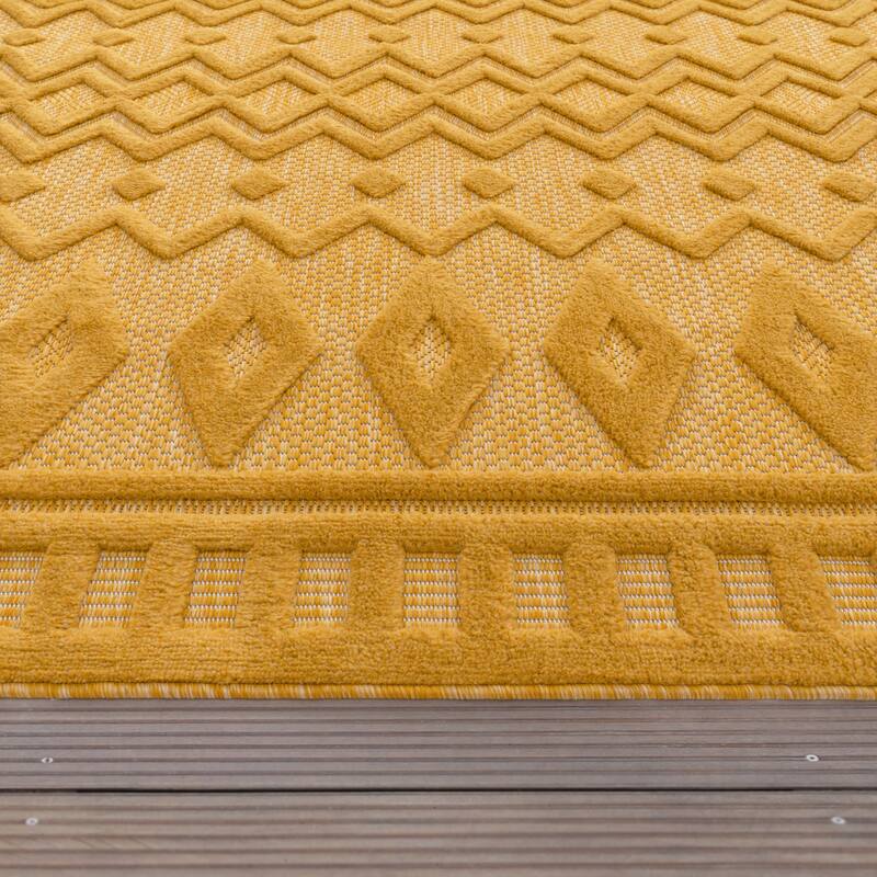 Indoor & Outdoor Rug With Geometric Trellis High-Low Pattern