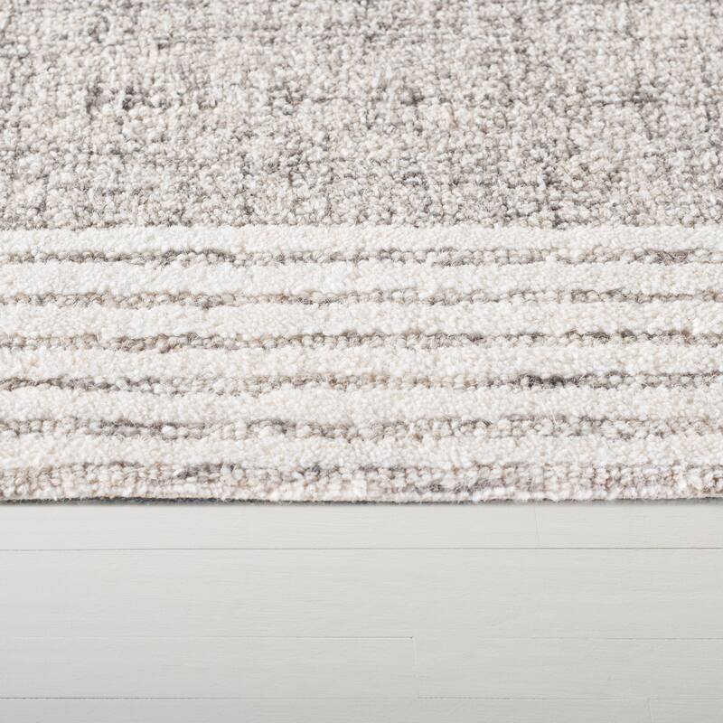 SAFAVIEH Hand-Tufted Lauren Ralph Lauren Sanna Traditional Wool Rug.