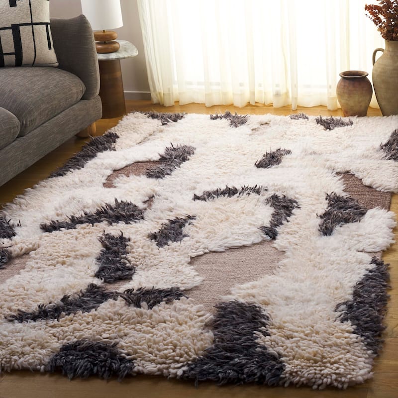 SAFAVIEH Handmade Casablanca Shag Fusako Wool High-Low Pile Rug - Ivory/Grey - 5' x 8'