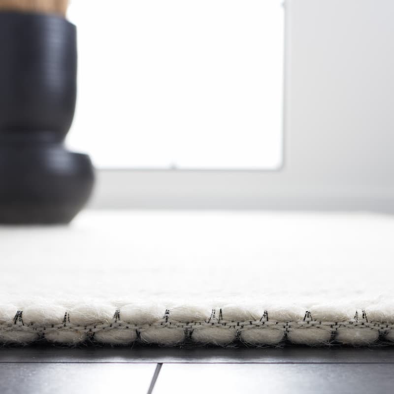 SAFAVIEH Handmade Natura Refiqe Wool Rug