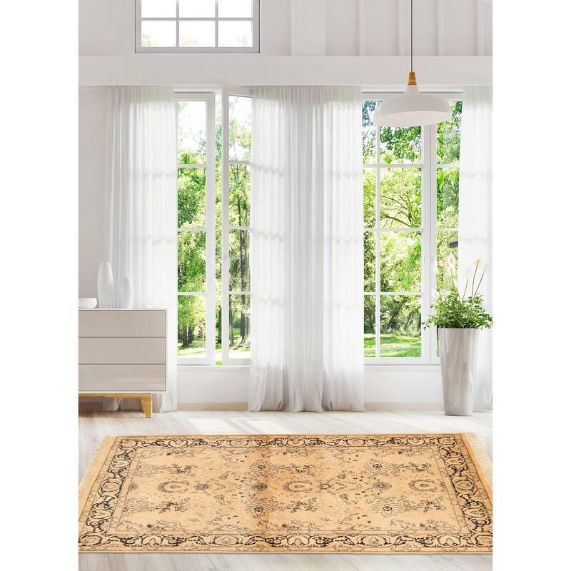 Hand-knotted Pako Persian Ivory Wool Rug - 4'1" x 6'1"/4'1 x 6'1