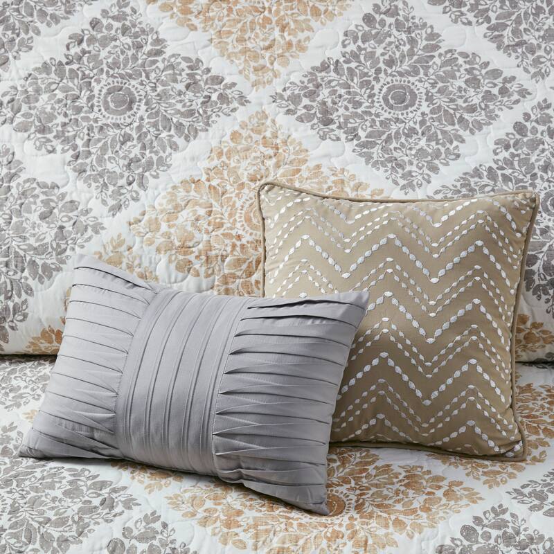 Madison Park Montecito 6 Piece Printed Quilt Set with Throw Pillows