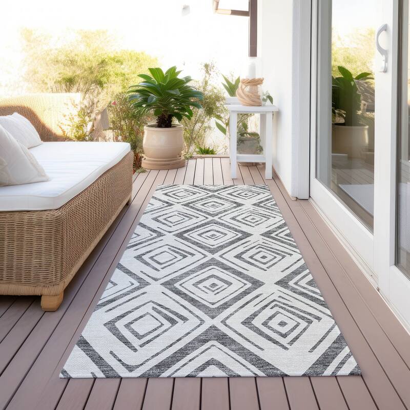 Machine Washable Indoor/ Outdoor Chantille Ombre Diamonds Rug - Gray - 2'3" x 7'6"