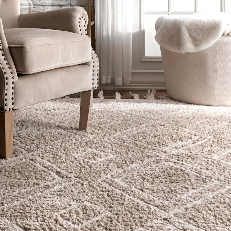 Nuloom Handmade Plush Boho Tribal Diamond Tassel Shag Rug